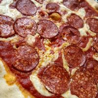 Pizza peperoni!!! Me vuelvo loca porfavor!!! at Santa y Pura in Madrid