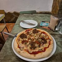 Beata pizza at Santa y Pura in Madrid