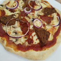 Pizza amb seità, ceba, xampis, etc. at Santa y Pura in Madrid