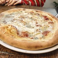 Pizza cuatro quesos at Santa y Pura in Madrid