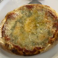 pizza cuatro quesos 🤤  at Santa y Pura in Madrid