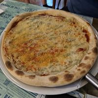 Pizza de cuatro quesos at Santa y Pura in Madrid
