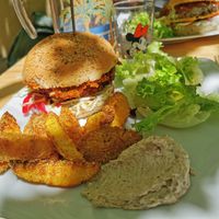 Leckerer veganer Burger. at Les Petits Fourneaux in Die