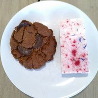 Vegan peanutbutter cookie and "Hindbærsnitte" at H U G Bageri in Copenhagen