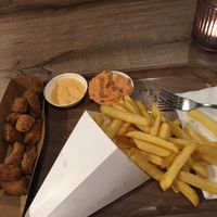 Vegan fried chicken en andalouse sauce with a traditional pointy bag of fries  at Friterie Chasse Patat in Ghent