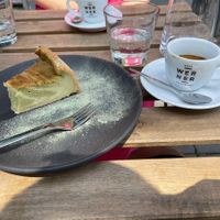 Matcha Cheesecake 😋 mit Café   at Das Suess'Kind Veganery in Vienna