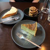 Vegane Leckereien, Zimtschnecke, Marillentarte & Matcha-Cheesecake - Sooooo lecker  at Das Suess'Kind Veganery in Vienna