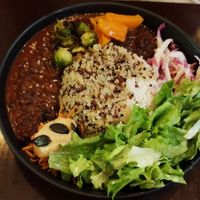 Plato del día quinoa, arroz, frijoles en salsa tomate at Das Suess'Kind Veganery in Vienna