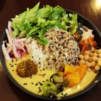 Curry quinoa, arroz y falafel at Das Suess'Kind Veganery in Vienna