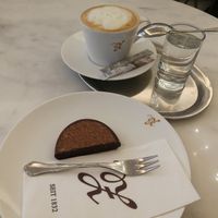 Zaunerstollen und ein Kaffee, den man in Österreich klassisch mit ein kleines Wasser serviert bekommt. at Konditorei Zauner in Bad Ischl