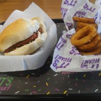 Combo com Sanduiche argentino de Chorippan e onion rings at It's Vegan in Sao Paulo