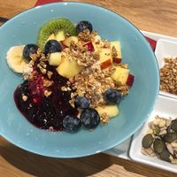 Waldbeere Hafer Bowl  at Junker's Café-Rösterei in Freising