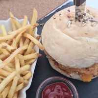 Hambúrguer “sem relva" at Xato in Moledo