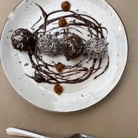 Bombones de dátiles (lamentablemente solo notenel chocolate y el coco, nada de los dátiles)  at Aguaribay in Barcelona