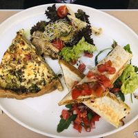 Menú mediodia - burrito verduras + quiche at Aguaribay in Barcelona