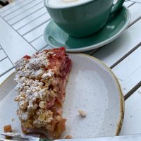 Rhabarber-Streuselkuchen und Latte macchiato   at The Special Connection in Hamburg