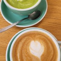 Kaffee und MatchaLatte mit Erbsenmilch at The Special Connection in Hamburg
