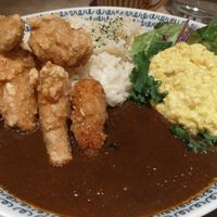 Demi-glace onion curry with karaage and scrambled "eggs" at RUCY+R 横浜ジョイナス店 in Yokohama