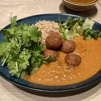 Tomato curry, brown rice, falafel and coriander   at RUCY+R 横浜ジョイナス店 in Yokohama