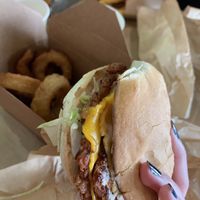 Green Smash et onion rings 🌱❤️  at Green Farmer's in Paris