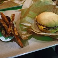 Smashed bacon burger & frites de patates douces at Green Farmer's in Paris