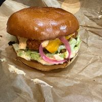 Green Chicken
Pain Buns, «Poulet Pané» Vegan, Cheddar, Avocat, Oignons Rouges, Laitue Et Sauce Rose at Green Farmer's in Paris