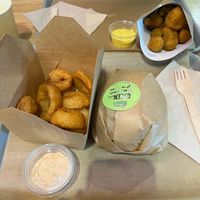Anéis de cebola, burger e couve-flor frita at Green Farmer's in Paris