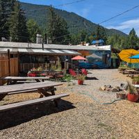 patio at Al Forno Ferruzza Pizza in Rhododendron