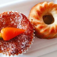 Carrot cake and ring cake with peaches (vegan) at Roasted Kaffeebar in Dusseldorf