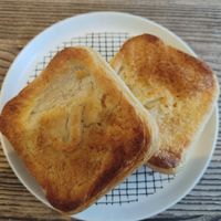 Pappa pie with vegan cheese, tomato and capsicum at Exeter Bakery in Exeter