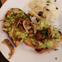Bruschetta di avocado e galletti at Status Quo in Rome