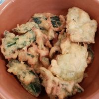 Salvia fritta e fiori di zucca at Status Quo in Rome