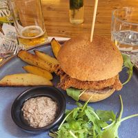 Hamburger ai funghi era molto gustoso at Status Quo in Rome