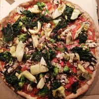 Pizza "vegetarisch" mit Dinkelteig, ohne Käse + Artischocken, Spinat und Knoblauch at Gepellos Pizza Manufaktur in Hamburg