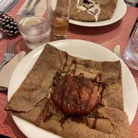 Galette amb burger vegana, salsa bbq i ceba caramelitzada  at Kenavo Crêperie in Reus