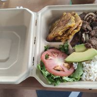 Plato mixto; falta pequeño bowl con judías y salsa, muy rico at 100% HP in San Juan