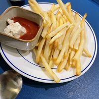 Potato chips with mayo & chili tomato  at The Common in Daegu