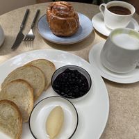 Canela y cardamomo rolle y pan campaña con amarillo vegano y jalea de moras con bebidas. ¡Un bocadillo delicioso! Todo vegano.   at La Cabra Iluminada in San Miguel De Allende