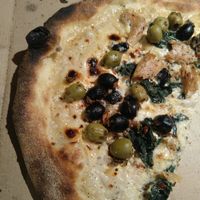 Had the idea I was eating bread with olive instead of the ch’cken chunks I went for. 
Pizza was too dry for my opinion. Edges where burned. A thin topped pizza :( at Vegan Pizza Bar in Rotterdam