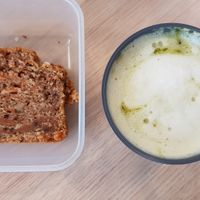 Carrot walnut cake & matcha latte at Notting Hill Café in Munich