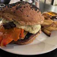 Medallón de portobellos a la barbacoa con morrón, conserva de berenjenas, queso de avena con veganesa de remolacha en pan de harina semi integral y semillas. at Oso Blanco in Mar Del Plata