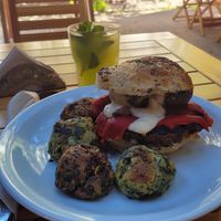 🍔 Hamburguesa de portobelos, morrones asados, berenjena, queso de avena, salsita de remolacha y la limonada un 10 🍹 at Oso Blanco in Mar Del Plata