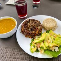 Menú del día: red quinoa w veggies & mushrooms, brown rice, avo ceviche salad, yummy mystery soup and fruity drink at La Carreta Vegana in La Guajira