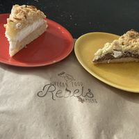 Bienenstich und Haselnuss Streusel  at Rebels in Bamberg