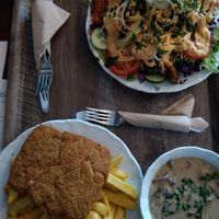 Schnitzel mit Pommes & Pilzrahmsoße (auf Wunsch getrennt, sonst alles auf einem Teller) & Kebab-Teller at Rebels in Bamberg