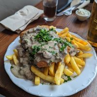 Sojaschnitzel mit Bio-Pommes & Pilzrahmsoße at Rebels in Bamberg