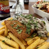 Schnitzel mit Pilzrahmsoße  at Rebels in Bamberg