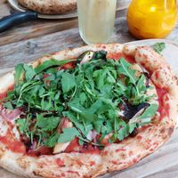 FIG & BALSAMIC Pizetta (Red tomato base - plant based cheese - figs - caramelized onions - rocket - balsamic glaze) at Vegitalian - Schoutenstraat in Utrecht