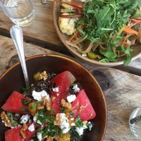 Pasta mit Gemüse und Ruccola. Vorne Quinoasalat mit veganem Feta  at Vegitalian - Schoutenstraat in Utrecht