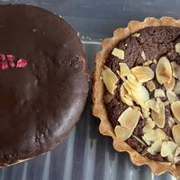 Raspberry choco pie and chocolate tartelette  at Vegitalian - Schoutenstraat in Utrecht